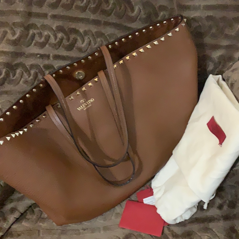 Valentino Garavani Rockstud tote bag in grainy calfskin leather.